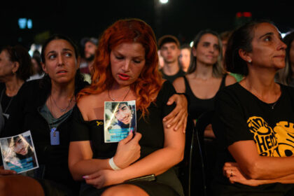 Relatives and friends of people killed on October 7, 2023, mourn during a ceremony in Tel Aviv, Israel, October 7, 2024 © Getty Images / Alexi J. Rosenfeld