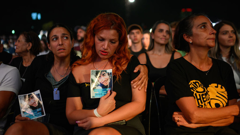 Relatives and friends of people killed on October 7, 2023, mourn during a ceremony in Tel Aviv, Israel, October 7, 2024 © Getty Images / Alexi J. Rosenfeld