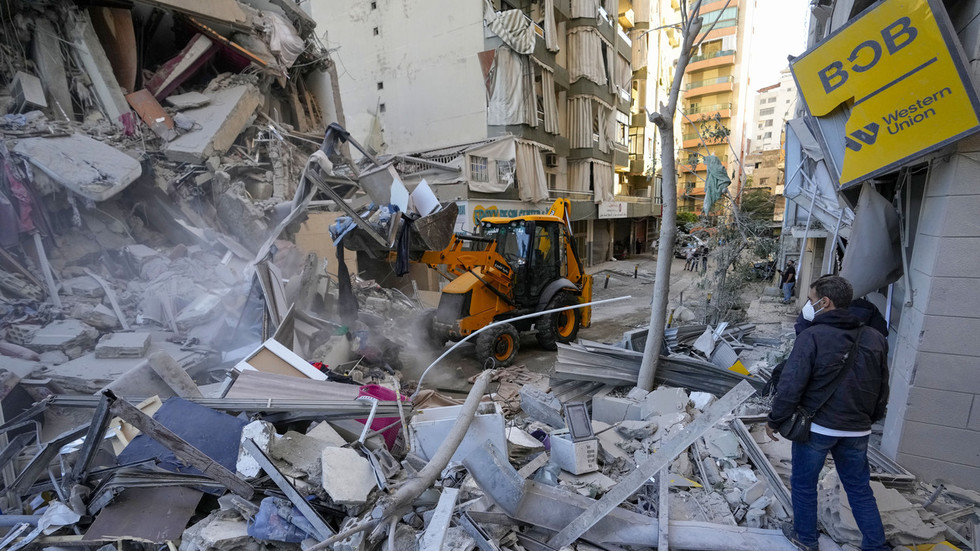 Rescue workers use a bulldozer to remove rubble of destroyed buildings at the site of an Israeli airstrike in Beirut's southern suburb, Lebanon, October 21, 2024 © AP / Hassan Ammar