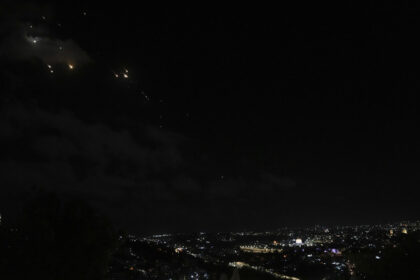 FILE PHOTO: Rockets are seen over Jerusalem as a siren sounds a warning of incoming missiles fired from Iran, in Jerusalem, October 1, 2024 © AP / Mahmoud Illean