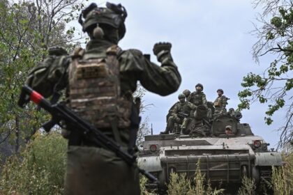 FILE PHOTO: Russian servicemen prepare a 2S4 Tyulpan self-propelled heavy mortar for firing towards Ukrainian positions. © Sputnik / Sergey Bobylev