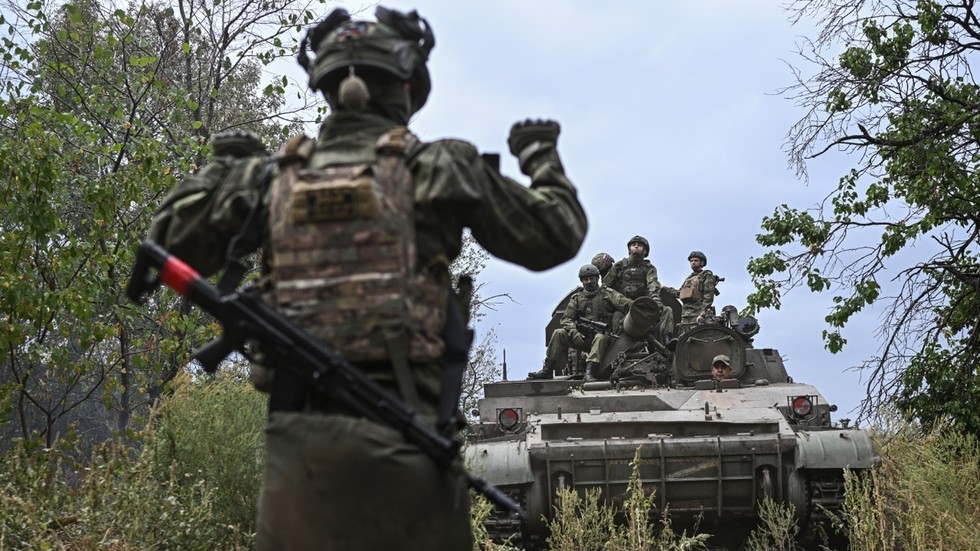 FILE PHOTO: Russian servicemen prepare a 2S4 Tyulpan self-propelled heavy mortar for firing towards Ukrainian positions. © Sputnik / Sergey Bobylev