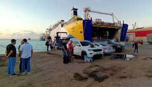 People, fleeing Lebanon due to ongoing hostilities between Hezbollah and Israeli forces, wait at the port to board a boat heading to Turkey, in Tripoli, northern Lebanon October 2, 2024. REUTERS/Omar Ibrahim/File Photo Purchase Licensing Rights