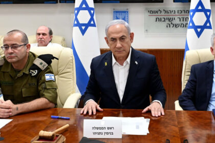 Israeli Prime Minister Benjamin Netanyahu (center) attends a Security Cabinet meeting in Jerusalem after Iran’s missile attack, October 1, 2024. © Global Look Press / Avi Ohayon/GPO/XinHua/Global Look Press