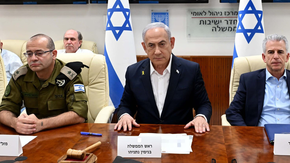 Israeli Prime Minister Benjamin Netanyahu (center) attends a Security Cabinet meeting in Jerusalem after Iran’s missile attack, October 1, 2024. © Global Look Press / Avi Ohayon/GPO/XinHua/Global Look Press