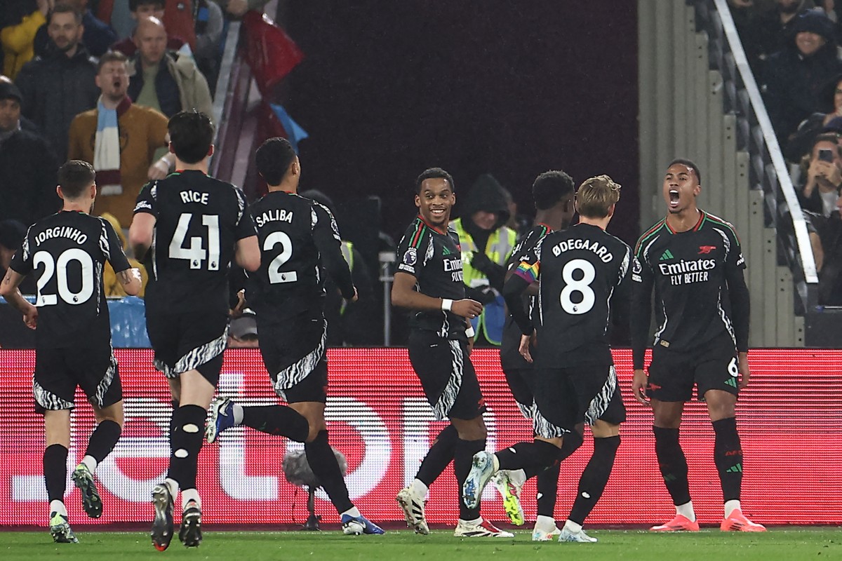 Arsenal’s Brazilian defender #06 Gabriel Magalhaes (R) celebrates with teammates after scoring the opening goal during the English Premier League football match between West Ham United and Arsenal at the London Stadium, in London on November 30, 2024. (Photo by HENRY NICHOLLS / AFP)