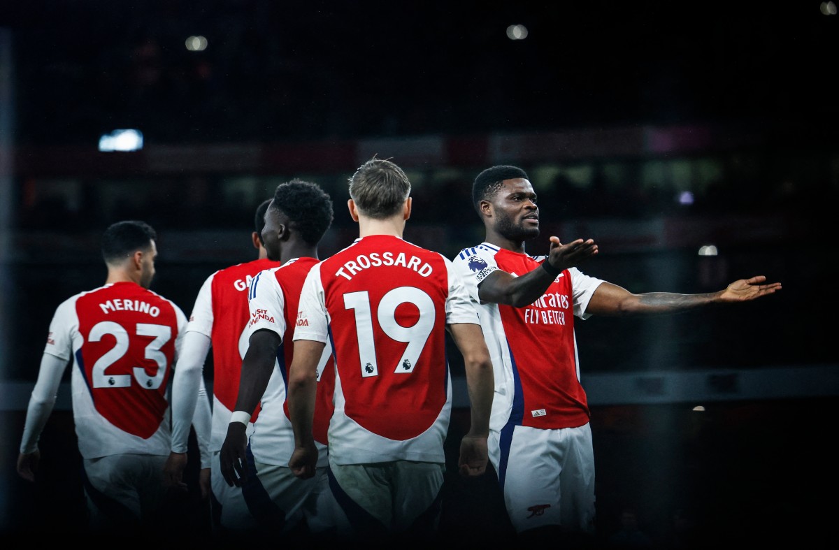 Arsenal’s Ghanaian midfielder #05 Thomas Partey (R) celebrates after scoring his team second goal during the English Premier League football match between Arsenal and Nottingham Forest at the Emirates Stadium in London on November 23, 2024. (Photo by BENJAMIN CREMEL / AFP)