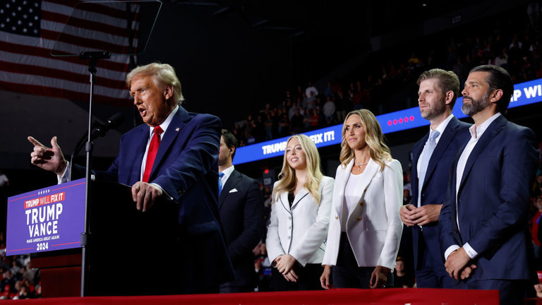 Donald Trump and his children (L-R) Tiffany Trump, daughter-in-law and RNC Co-chair Lara Trump, Eric Trump and Donald Trump Jr. © Getty Images / Chip Somodevilla / Staff