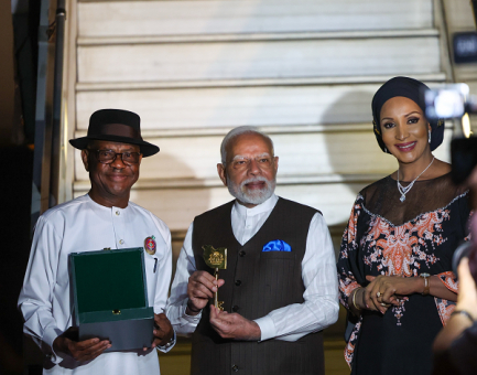 At the Nnamdi Azikiwe International Airport, the Prime Minister was warmly received by Nyesom Wike, Minister of the Federal Capital Territory, and Bianca Odimegwu-Ojukwu, Minister of State for Foreign Affairs.