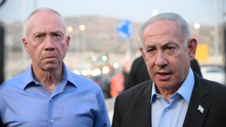 Israeli Prime Minister Benjamin Netanyahu (R) and Israeli Defense Minister Yoav Gallant (L) / Amos Ben-Gershom (GPO) / Anadolu Agency © Getty Images