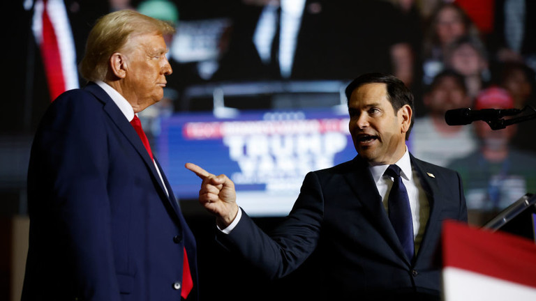 Marco Rubio (R) and Donald Trump take part in a campaign rally in Allentown, Pennsylvania, October 29, 2024 © Getty Images / Chip Somodevilla