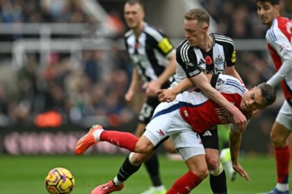 Newcastle United’s English midfielder #36 Sean Longstaff fights for the ball with Arsenal’s Belgian midfielder #19 Leandro Trossard during the English Premier League football match between Newcastle United and Arsenal at St James’ Park in Newcastle-upon-Tyne, north east England on November 2, 2024. (Photo by Paul ELLIS / AFP)