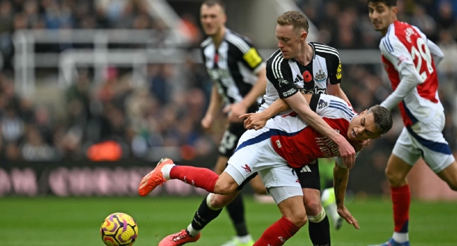 Newcastle United’s English midfielder #36 Sean Longstaff fights for the ball with Arsenal’s Belgian midfielder #19 Leandro Trossard during the English Premier League football match between Newcastle United and Arsenal at St James’ Park in Newcastle-upon-Tyne, north east England on November 2, 2024. (Photo by Paul ELLIS / AFP)