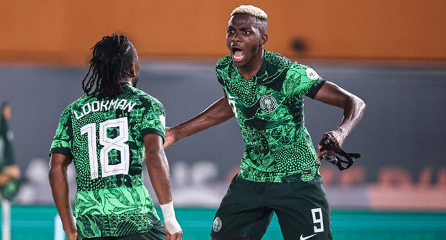 Nigeria’s forward #18 Ademola Lookman (L) celebrates scoring his team’s first goal with Nigeria’s forward #9 Victor Osimhen during the Africa Cup of Nations 2023 round of 16 football match between Nigeria and Cameroon at the Felix Houphouet-Boigny Stadium in Abidjan on January 27, 2024. (Photo by FRANCK FIFE / AFP)