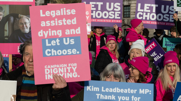 People gather in Parliament Square in support of the Terminally Ill Adults Bill, London, UK, November 29, 2024. © Wiktor Szymanowicz / Future Publishing via Getty Images