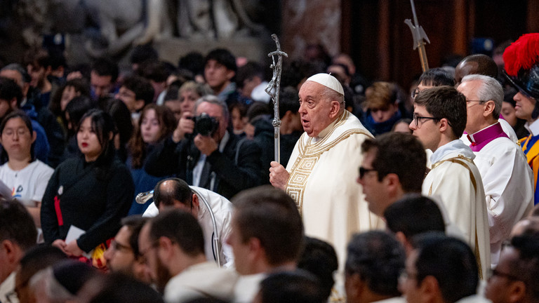 Pope Francis leads a mass on World Youth Day at St. Peter's Basilica in The Vatican, on November 24, 2024. © Massimo Valicchia/Getty Images