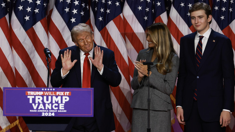 Republican presidential candidate Donald Trump with wife Melania Trump and son Baron Trump during an election night event in West Palm Beach, Florida. © Getty Images / Joe Raedle