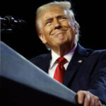 Republican presidential nominee, former US President Donald Trump arrives to speak during an election night event at the Palm Beach Convention Center on November 6, 2024 in West Palm Beach, Florida. © Chip Somodevilla / Getty Images