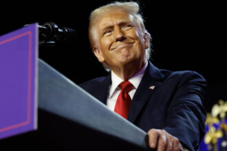 Republican presidential nominee, former US President Donald Trump arrives to speak during an election night event at the Palm Beach Convention Center on November 6, 2024 in West Palm Beach, Florida. © Chip Somodevilla / Getty Images