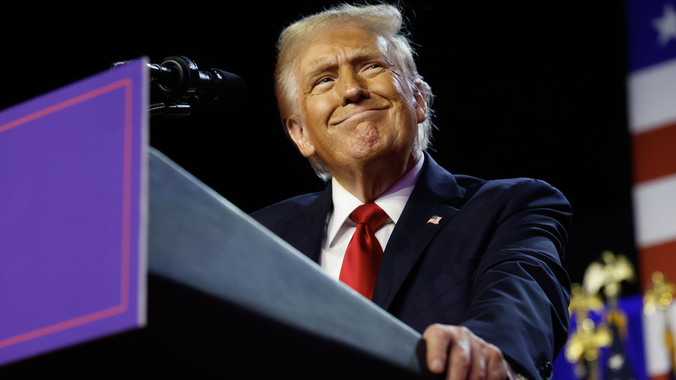 Republican presidential nominee, former US President Donald Trump arrives to speak during an election night event at the Palm Beach Convention Center on November 6, 2024 in West Palm Beach, Florida. © Chip Somodevilla / Getty Images