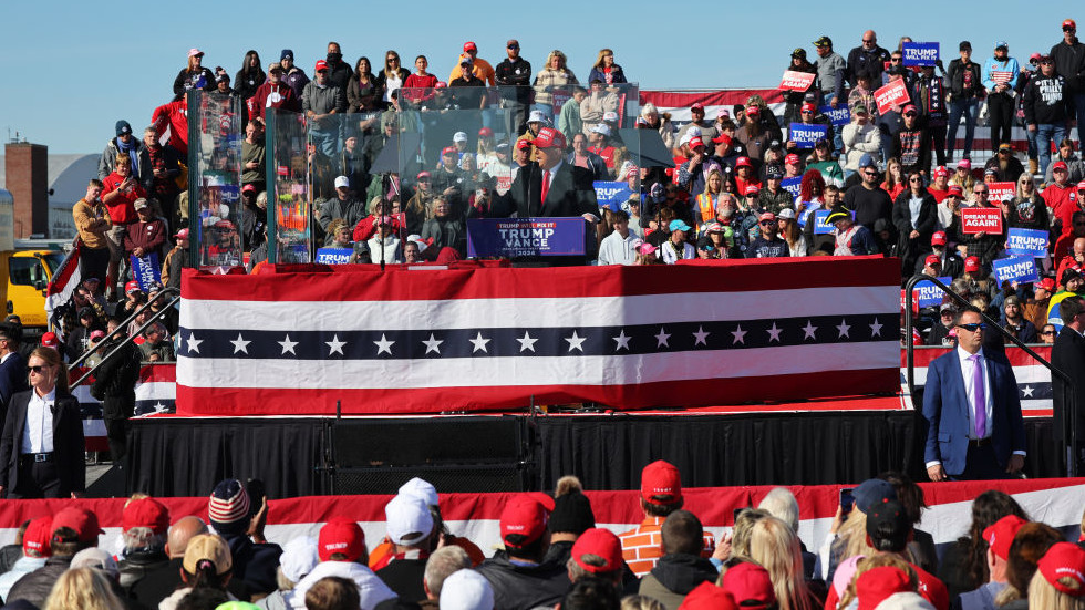 Republican presidential nominee Donald Trump speaks during a campaign rally at Lancaster Airport on November 3, 2024, in Lititz, Pennsylvania. © Michael M. Santiago/Getty Images