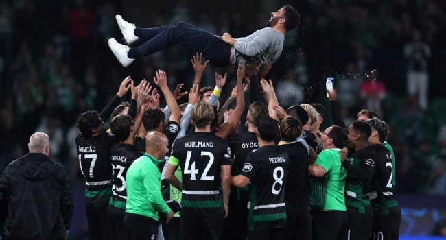 Sporting Lisbon’s Portuguese coach Ruben Amorim is celebrated by his players at the end of the UEFA Champions League, league phase day 4 football match between Sporting Lisbon and Manchester City at the Jose Alvalade stadium in Lisbon on November 5, 2024. (Photo by FILIPE AMORIM / AFP)