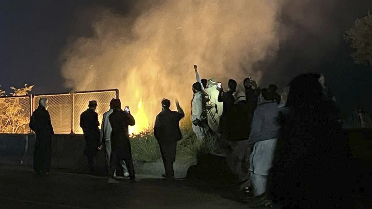 Supporters of imprisoned former premier Imran Khan's Pakistan Tehreek-e-Insaf party at a motorway in Attock district, Pakistan, November 24, 2024. © AP Photo/Maaz Awan