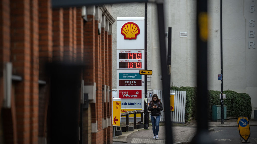 The Shell logo is displayed at a petrol station in London, England. © Carl Court/Getty Image