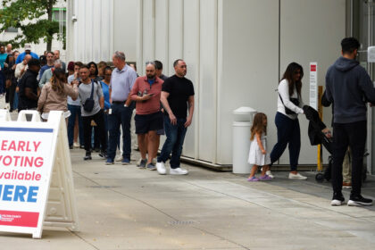 Voters head into a polling location on the last day of early voting for the 2024 election in Atlanta, Georgia. © Getty Images / Megan Varner