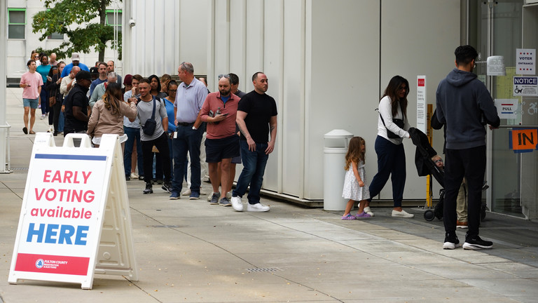 Voters head into a polling location on the last day of early voting for the 2024 election in Atlanta, Georgia. © Getty Images / Megan Varner