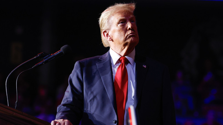 Donald Trump addresses supporters at an election campaign rally in Henderson, Nevada on October 31, 2024. © Chip Somodevilla / Getty Images