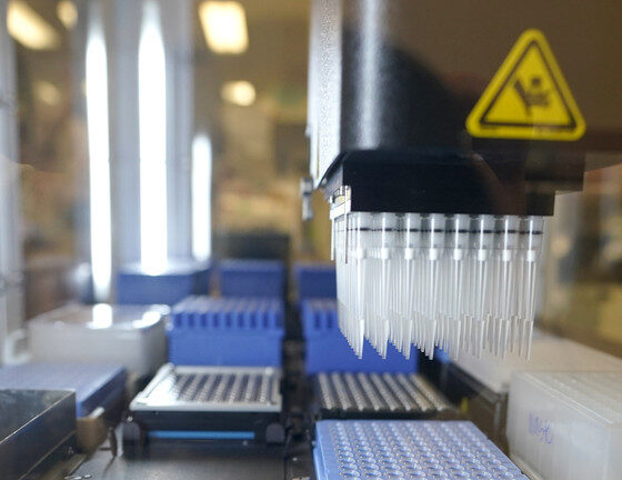 FILE PHOTO. A machine that prepares samples that tested positive for COVID-19 for automated genome sequencing. © AP / Ted S. Warren