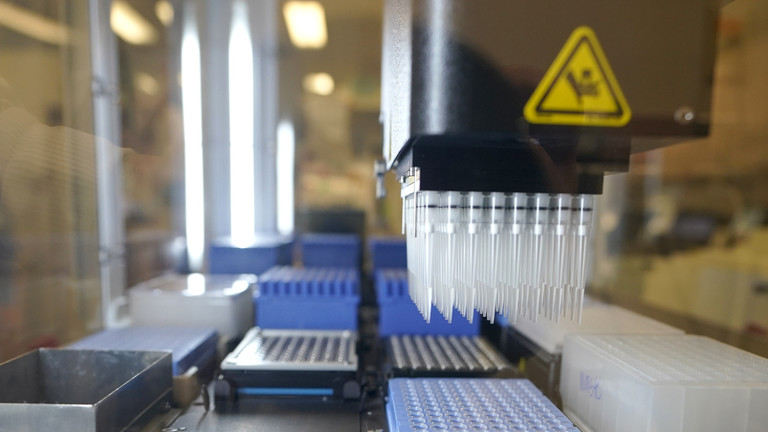 FILE PHOTO. A machine that prepares samples that tested positive for COVID-19 for automated genome sequencing. © AP / Ted S. Warren