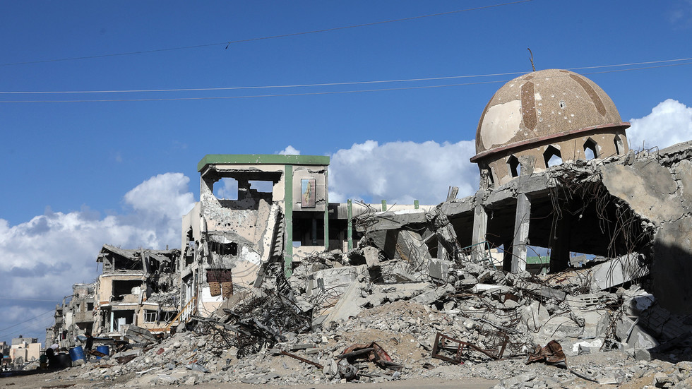 Buildings destroyed by Israeli airstrikes in Khan Yunis, Gaza on December 13, 2024. © Abed Rahim Khatib / Anadolu / Getty Images