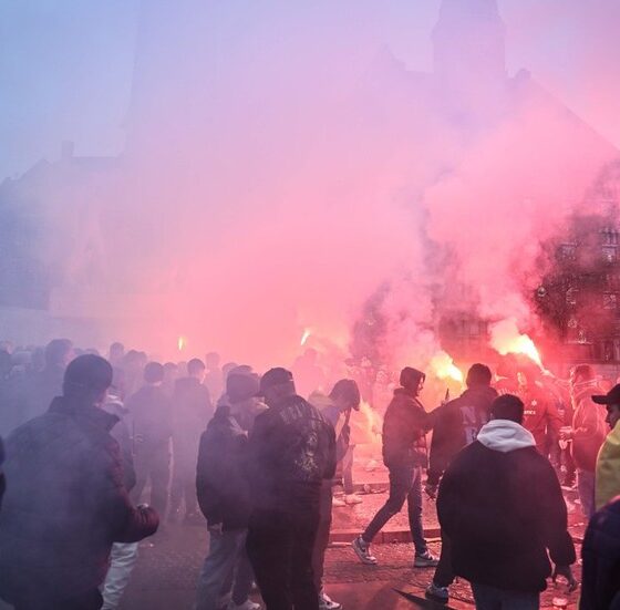 Israeli fans in Dam Square ahead of the UEFA Europa League match between Maccabi Tel Aviv and Ajax in Amsterdam, Netherlands, November 07, 2024 © Getty Images / Mouneb Taim/Anadolu