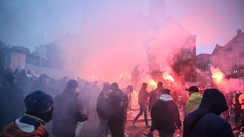 Israeli fans in Dam Square ahead of the UEFA Europa League match between Maccabi Tel Aviv and Ajax in Amsterdam, Netherlands, November 07, 2024 © Getty Images / Mouneb Taim/Anadolu