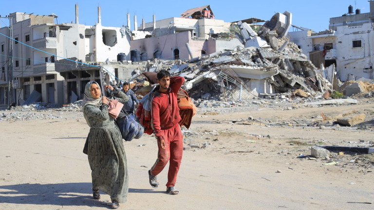 Palestinians flee towards Gaza City from Beit Lahia, Gaza, December 04, 2024. © Getty Images / Mahmoud Isleem/Anadolu