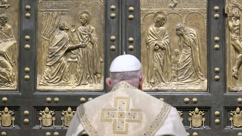 Pope Francis at St. Peter’s Basilica on December 24, 2024 in the Vatican. © Vatican Media / Getty Images