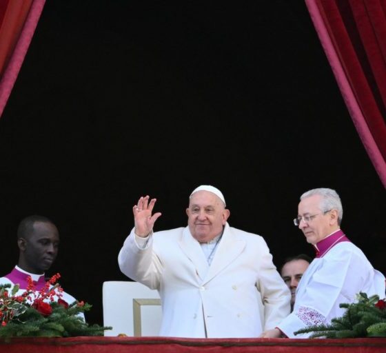 Pope Francis waves from the main balcony of St. Peter’s basilica after the Urbi et Orbi message and blessing to the city and the world as part of Christmas celebrations, at St Peter’s square in the Vatican on December 25, 2024. (Photo by Alberto PIZZOLI / AFP)