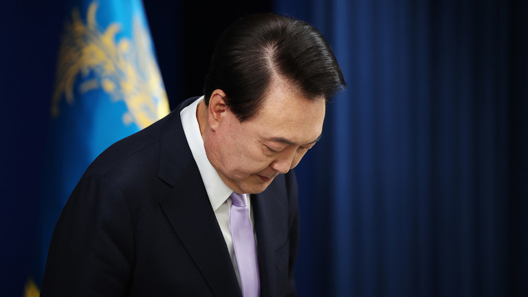 FILE PHOTO: South Korean President Yoon Suk-yeol bows during a press-conference. © Getty Images / Kim Hong-ji