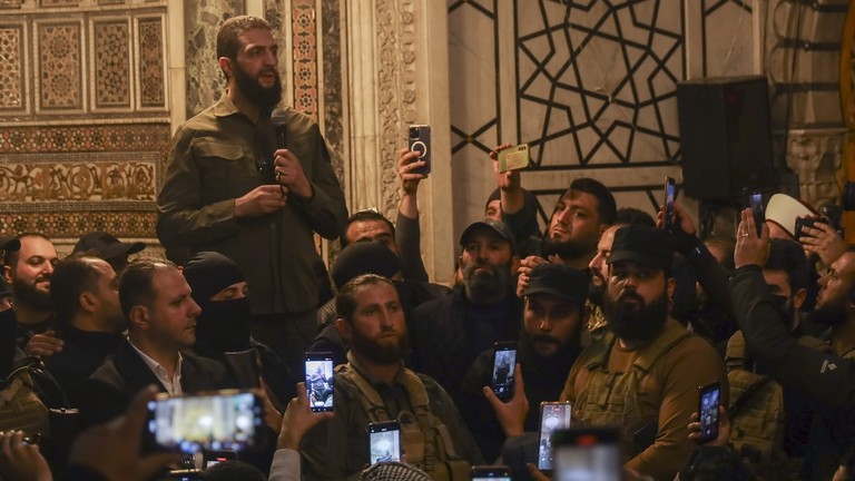 FILE PHOTO: The leader of Hayat Tahrir al-Sham (HTS), Ahmed Hussein al-Sharaa, better known by his nom de guerre Abu Mohammad al-Julani, speaks at the Umayyad Mosque in Damascus on December 8, 2024 © AP / Omar Albam