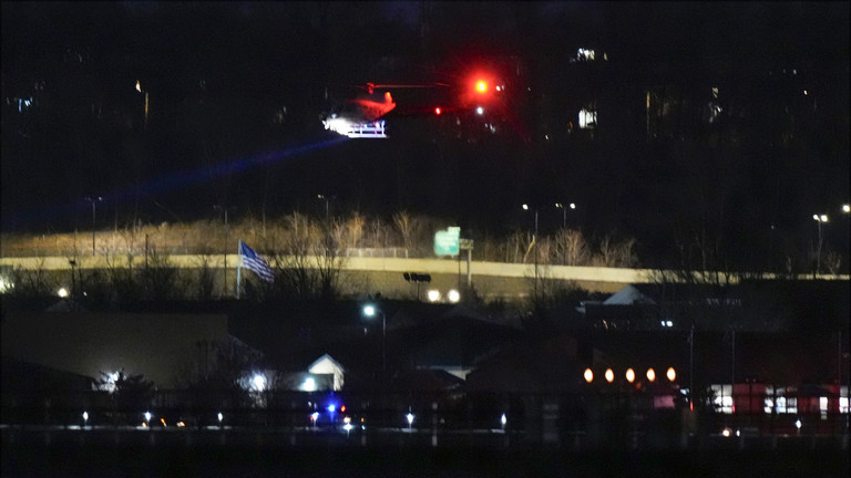 A rescue helicopter uses its searchlight above the Potomac River, January 29, 2025 © AP / Alex Brandon