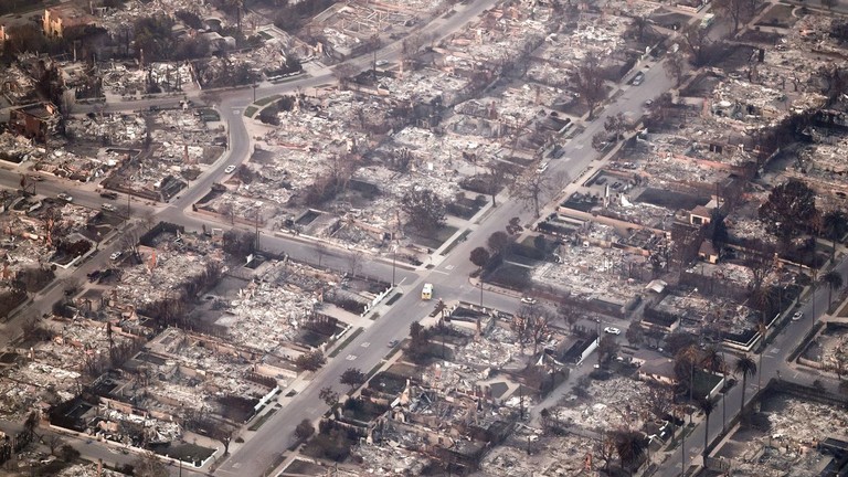 FILE PHOTO. Aerial view of homes destroyed in wildfires in Pacific Palisades, California © Getty Images / Mario Tama