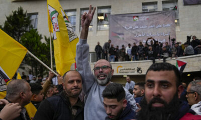 Palestinian prisoners are greeted by a crowd after being released from Israeli prison following a ceasefire agreement with Israel, in the West Bank city of Ramallah, Saturday, January 25, 2025. © AP Photo / Nasser Nasser