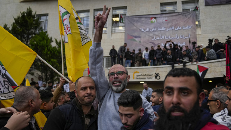 Palestinian prisoners are greeted by a crowd after being released from Israeli prison following a ceasefire agreement with Israel, in the West Bank city of Ramallah, Saturday, January 25, 2025. © AP Photo / Nasser Nasser