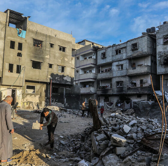 Palestinians inspect the ruins of a residential building after an Israeli strike on Khan Yunis, Gaza on January 5, 2025 © Abed Rahim Khatib/Anadolu via Getty Images