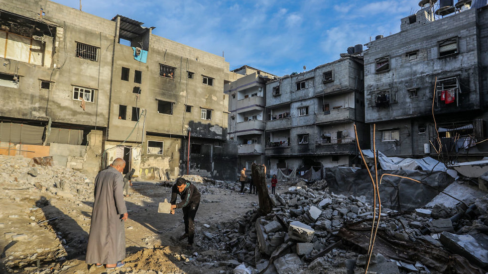 Palestinians inspect the ruins of a residential building after an Israeli strike on Khan Yunis, Gaza on January 5, 2025 © Abed Rahim Khatib/Anadolu via Getty Images