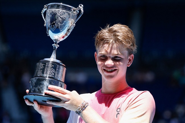 Switzerland’s Henry Bernet poses with the trophy after his victory against USA’s Benjamin Willwerth in their junior boys’ singles final match on day fourteen of the Australian Open tennis tournament in Melbourne on January 25, 2025. (Photo by Martin KEEP / AFP) / — IMAGE RESTRICTED TO EDITORIAL USE – STRICTLY NO COMMERCIAL USE —