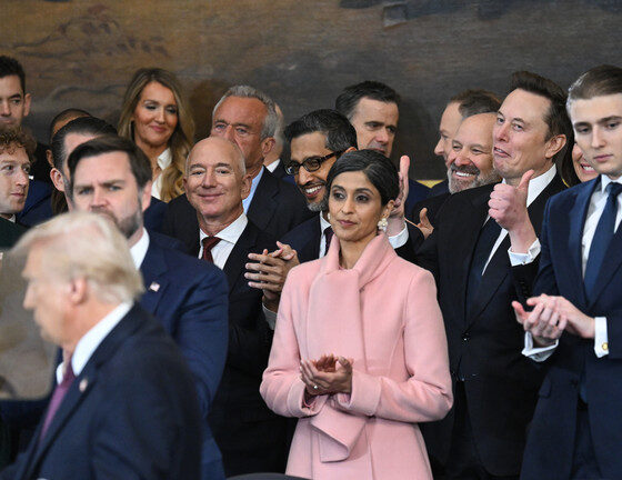 Tesla and SpaceX CEO Elon Musk gives a thumbs up as President Donald Trump speaks at the US Capitol Rotunda on January 20, 2025. © Getty Images / Saul Loeb