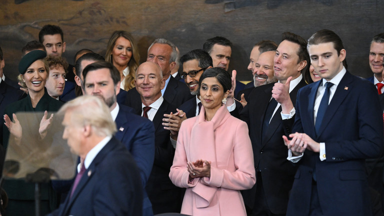 Tesla and SpaceX CEO Elon Musk gives a thumbs up as President Donald Trump speaks at the US Capitol Rotunda on January 20, 2025. © Getty Images / Saul Loeb